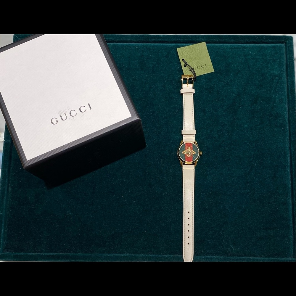 Gucci watch never worn. 14mm dial. beautiful cream color leather strap